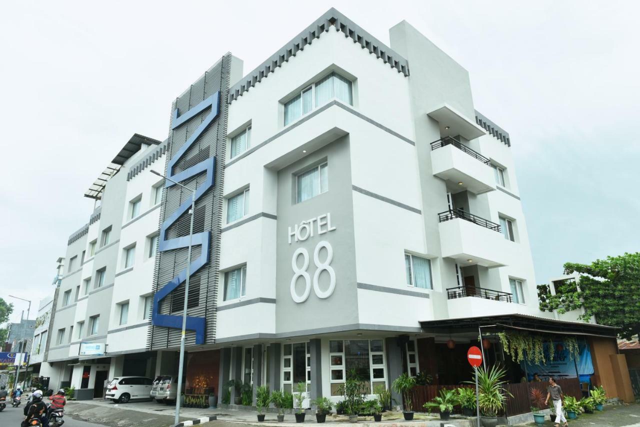 Hotel 88 Jember By Wh Exterior foto