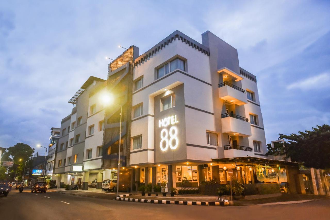 Hotel 88 Jember By Wh Exterior foto